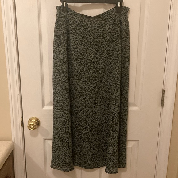 Jones Wear Green Floral Skirt - Picture 1 of 3